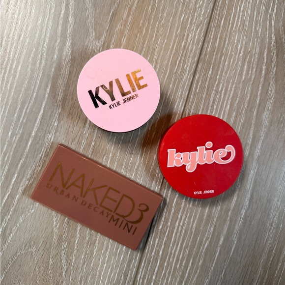 Kylie Jenner and Urban Decay Makeup Set - Picture 1 of 7